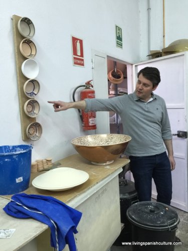 Antonio Mora. Craftsman ceramist. Manises (Valencia) (2).JPG