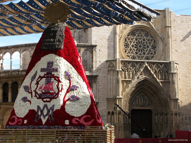 LA OFRENDA-VALENCIA-FALLAS: offering of flowers to Our Lady f the Forsaken