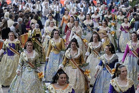 LA OFRENDA: March 17th and 18th, during two days thousands of Valencians dress up in their finest regional costumes made from natural sil, to leave bunches of flowers to Our Lady of the Forsaken.